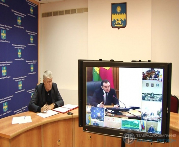 В городской администрации состоялось селекторное совещание с губернатором края