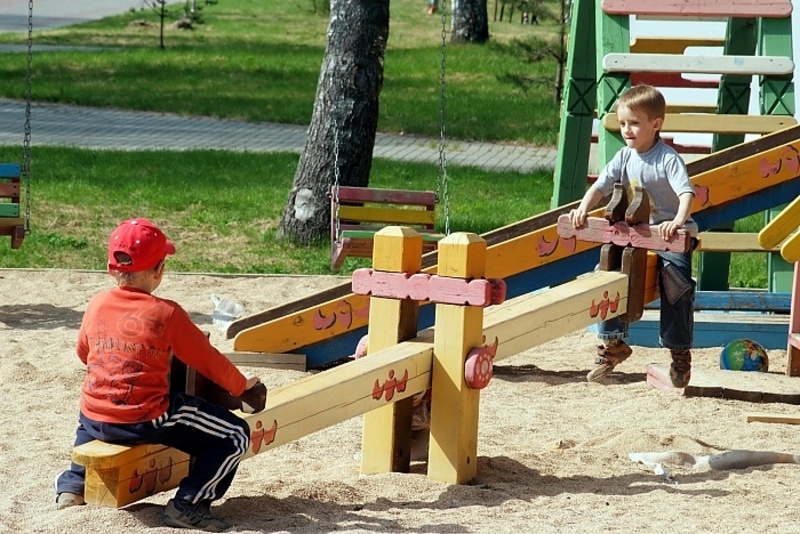 На некоторые конструкции на детских площадках России обращают внимание даже прокуроры