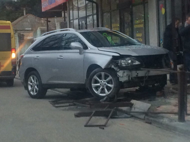 Крупная авария в Анапе — автомобиль въехал в магазин